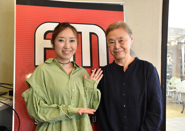 広報の川上真紀子さんとFM-NIIGATA上村知世さんの写真