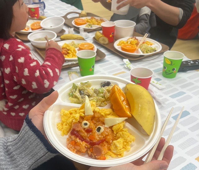 「そらいろ子ども食堂」食事をする様子。かわいく盛り付けられたオムライスなどの写真