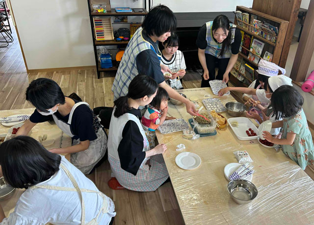 餃子を作る大人と子どもの様子（写真）