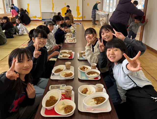 【写真】じどうかん食堂（新潟市西蒲区）で子どもたちが食事をする様子