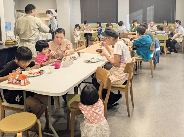 【ネオアス地域食堂】食事をする様子