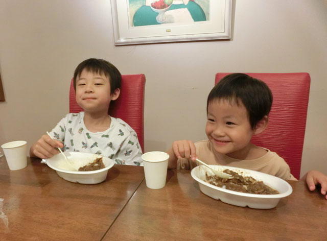 【万代おやこレストラン】食事をする様子