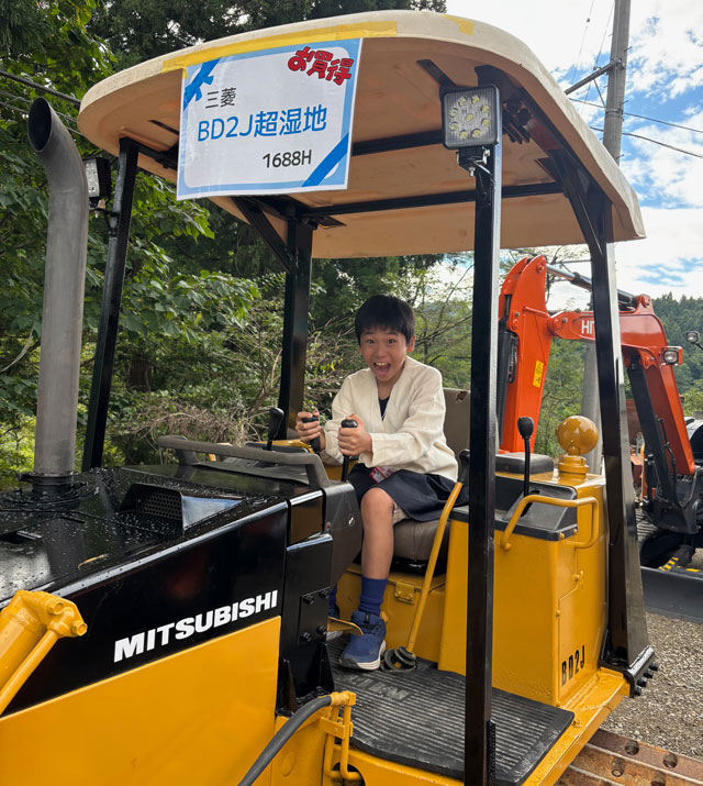 【つなゆう（上越市）】イベントで重機に乗る子供の写真