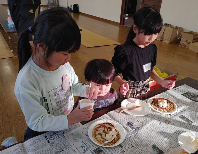 【ほうかご広場】おやつを食べている子どもの写真