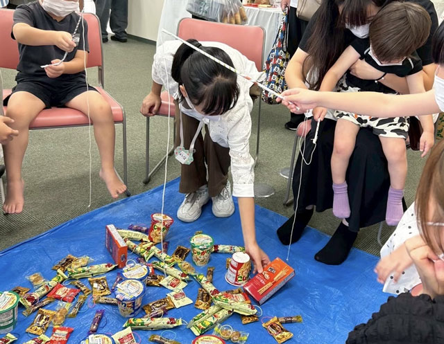 【～こどもたちのひみつきち～くりのき食堂】お菓子釣りをする様子