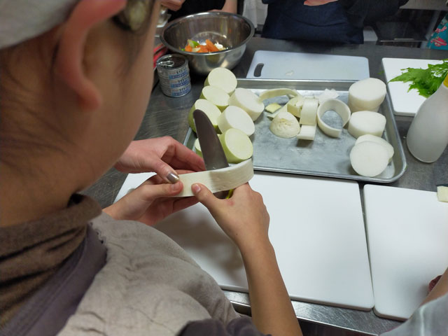 【こどもげんきごはん塾】包丁を使って調理する様子