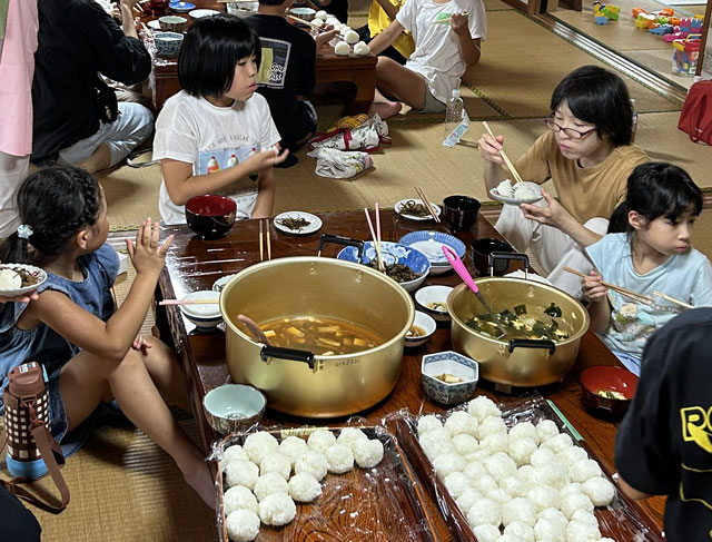 【こども食堂 笑虹然～ecoZEN】食事をする様子