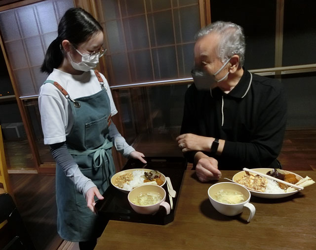【♯きーぼうdo.子供食堂】接客の様子の写真